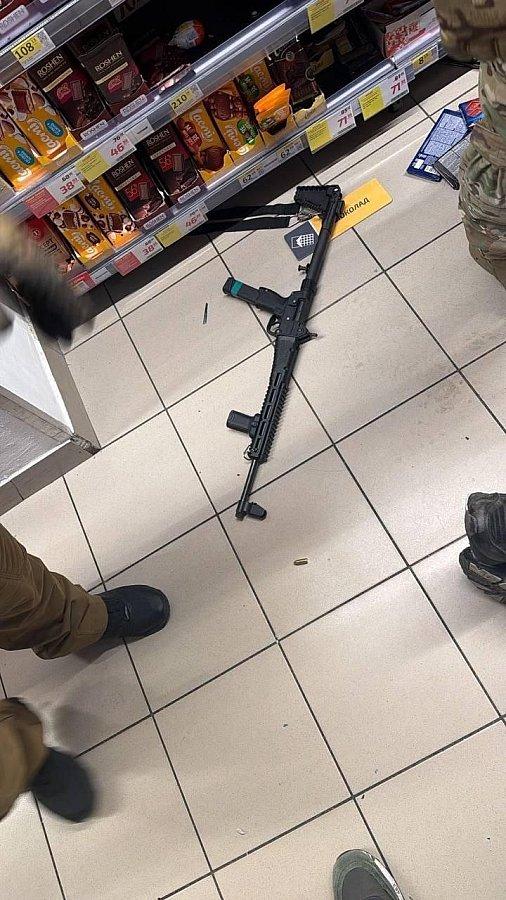 У Києві чоловік стріляв по людях і зачинився в супермаркеті: є загиблі і поранені