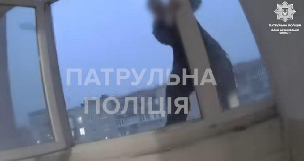 У Франківську врятували чоловіка, який хотів вистрибнути з вікна