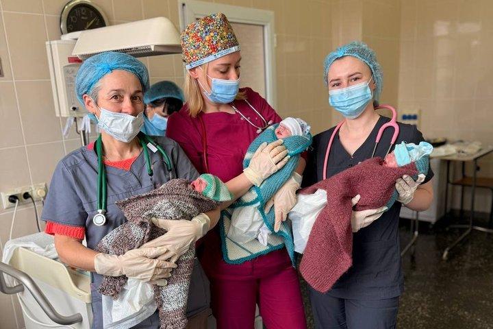 "Було страшніше, ніж на бойовій позиції": дружина франківського військового народила трійню в Сумах