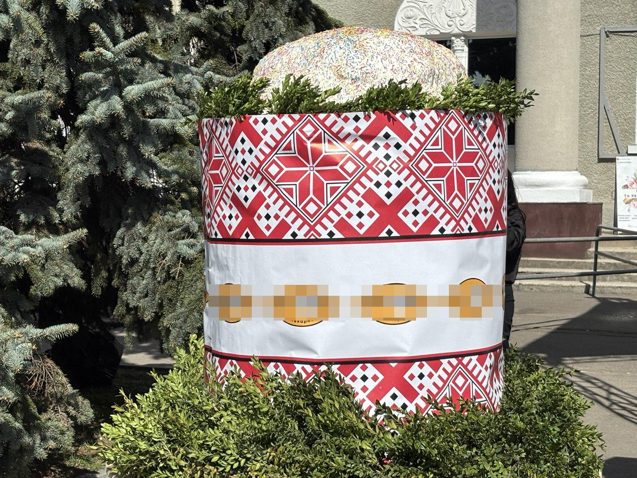 Метр заввишки: у місті на Волині до Великодня спекли 200-кілограмову паску