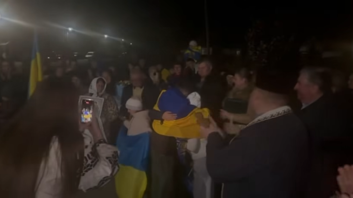 Зворушлива зустріч: на Надвірнянщину повернувся звільнений з полону захисник