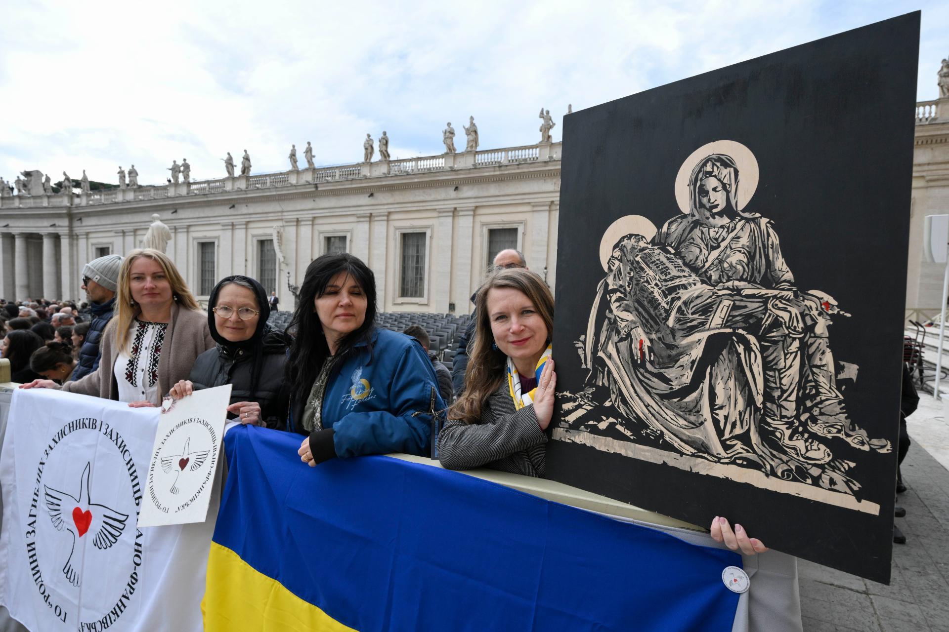 Франківські рідні загиблих воїнів принесли "Українську Пієту" на аудієнцію до Папи Римського