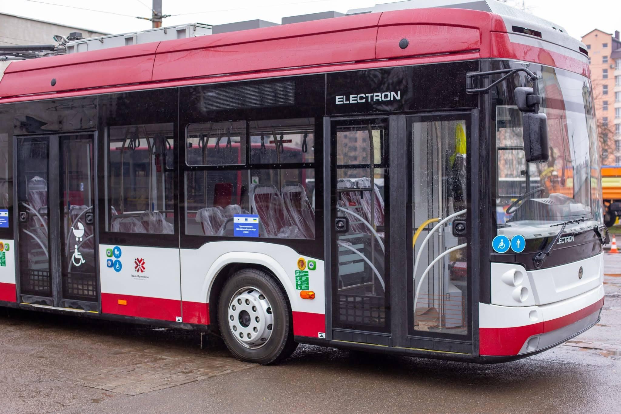 Перед Великоднем у Франківську курсуватимуть додаткові автобуси до кладовища