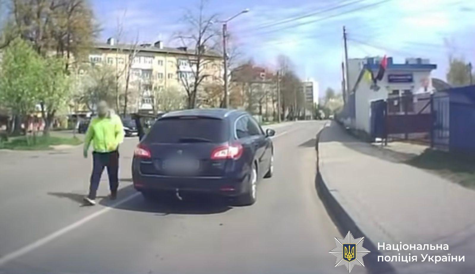 "Підрізав" і побив: у Франківську встановили особу водія, який напав на жінку