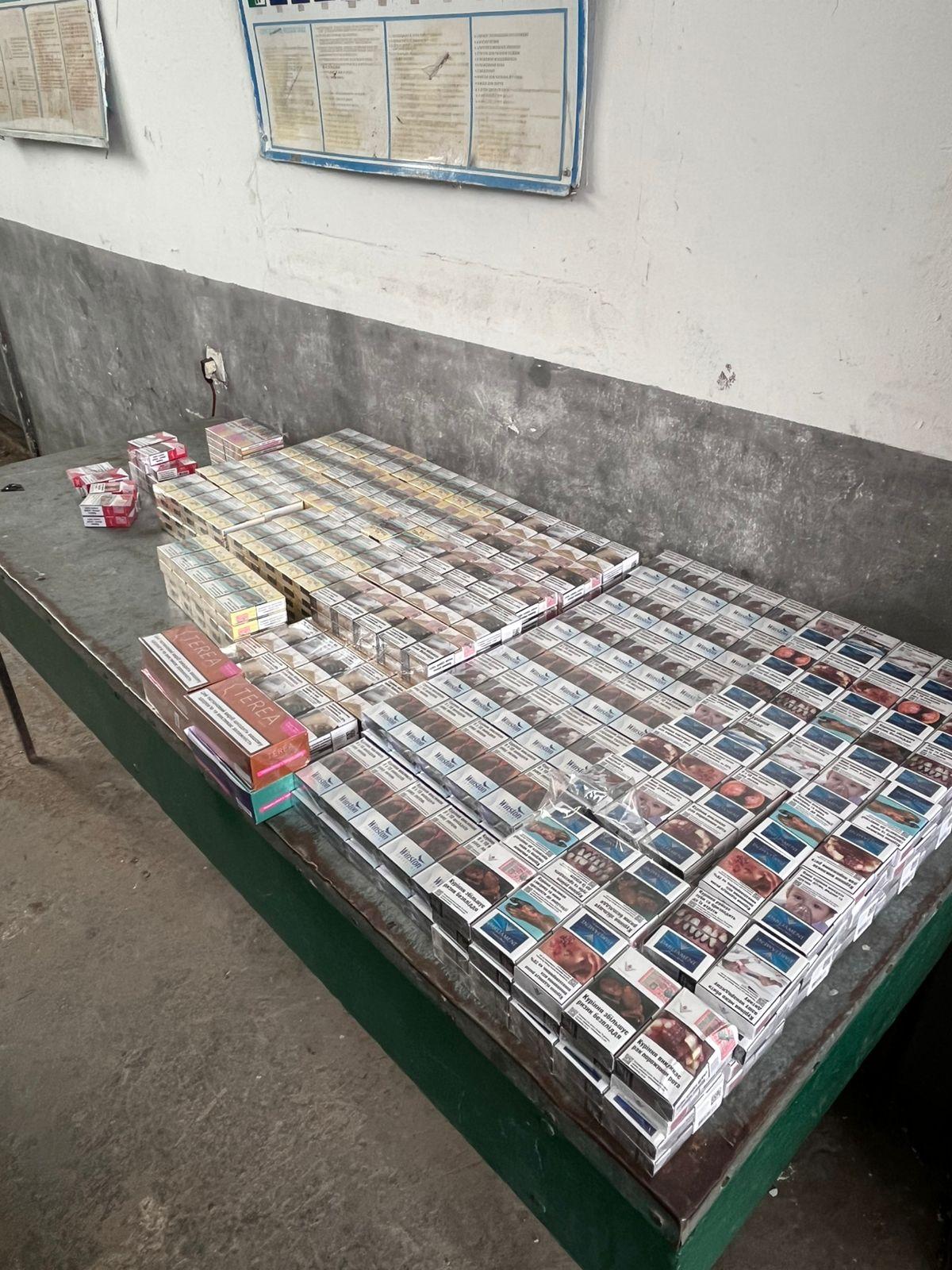 У схованках мікроавтобуса прикарпатець намагався вивезти через кордон майже 800 пачок сигарет