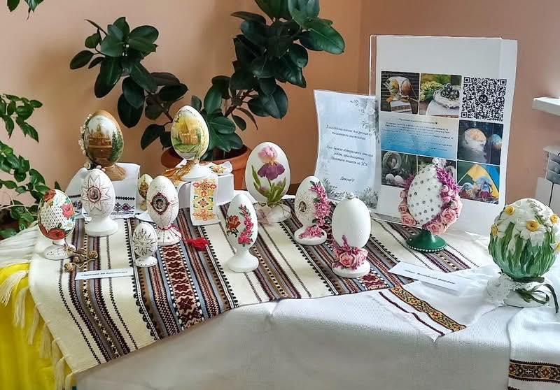 У франківській бібліотеці презентували роботи калуської писанкарки