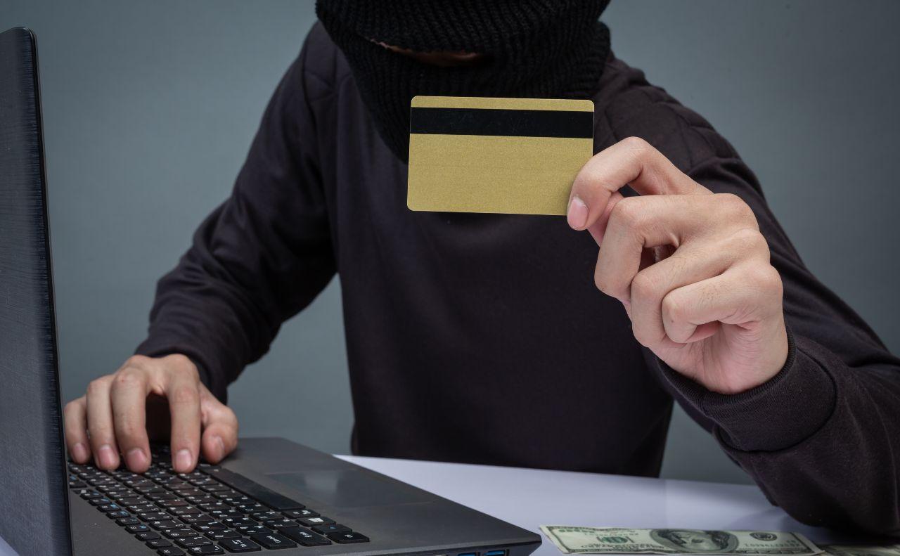 Псевдоюрист виманив у прикарпатки понад 450 тисяч гривень за "допомогу" мобілізованому сину