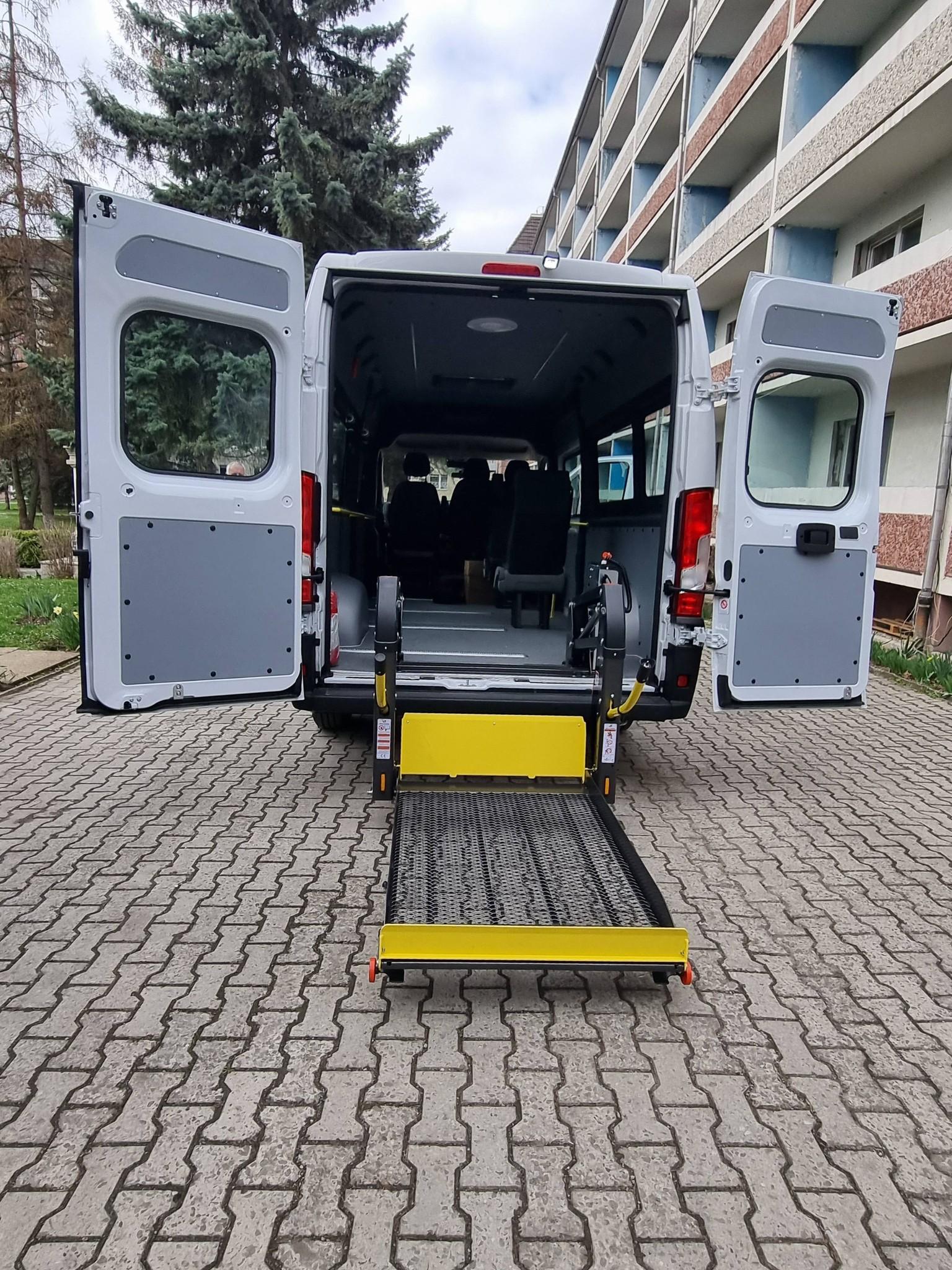 Можливості для маломобільних: у Франківську з’явився спецтранспорт для реабілітації