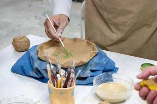 Глина замість зброї: у Франківську ветерани відновлюються через гончарство