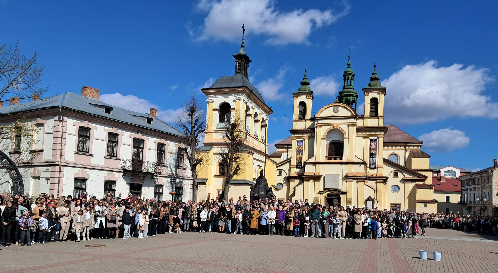 Не я б’ю — верба б’є: у Франківську освятили вербу