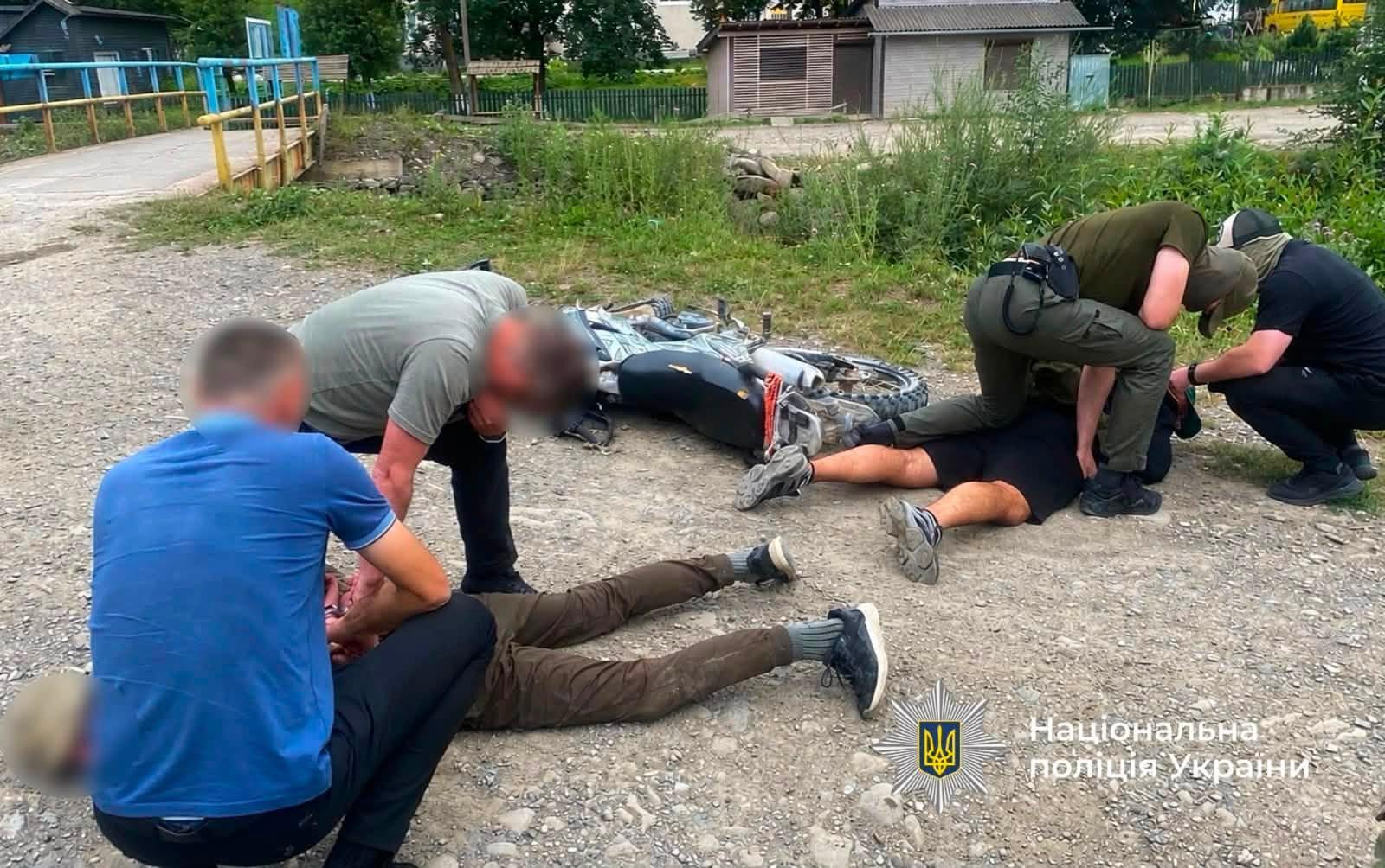 На Верховинщині чоловік за $3 тисячі хотів переправити 24-річного буковинця до Румунії: організатора затримали з грошима