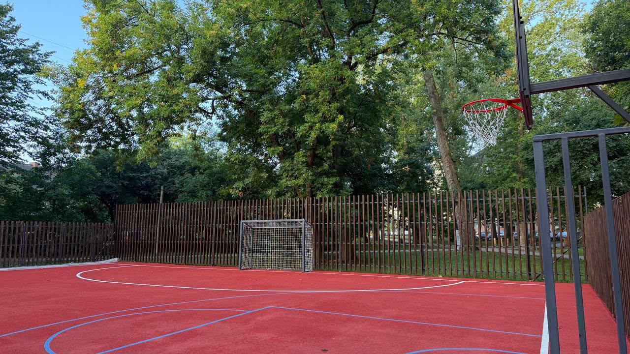 В Івано-Франківську оновили спортивний майданчик у Молодіжному парку