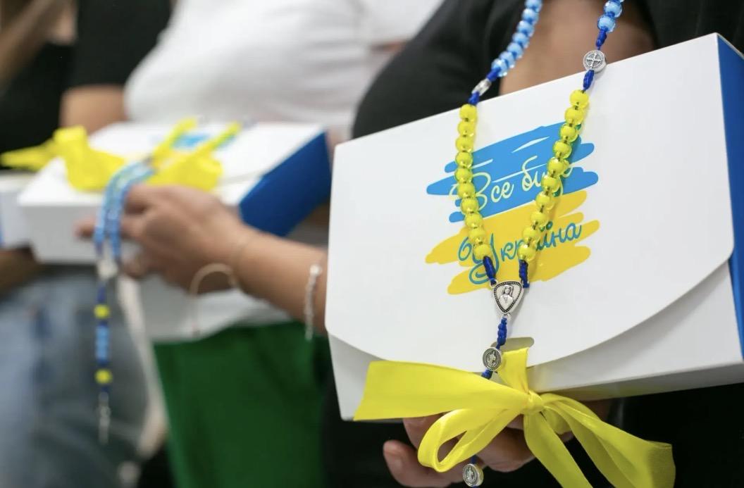 Молитва проти куль: як у Франківську родини воїнів плетуть духовні обереги на фронт