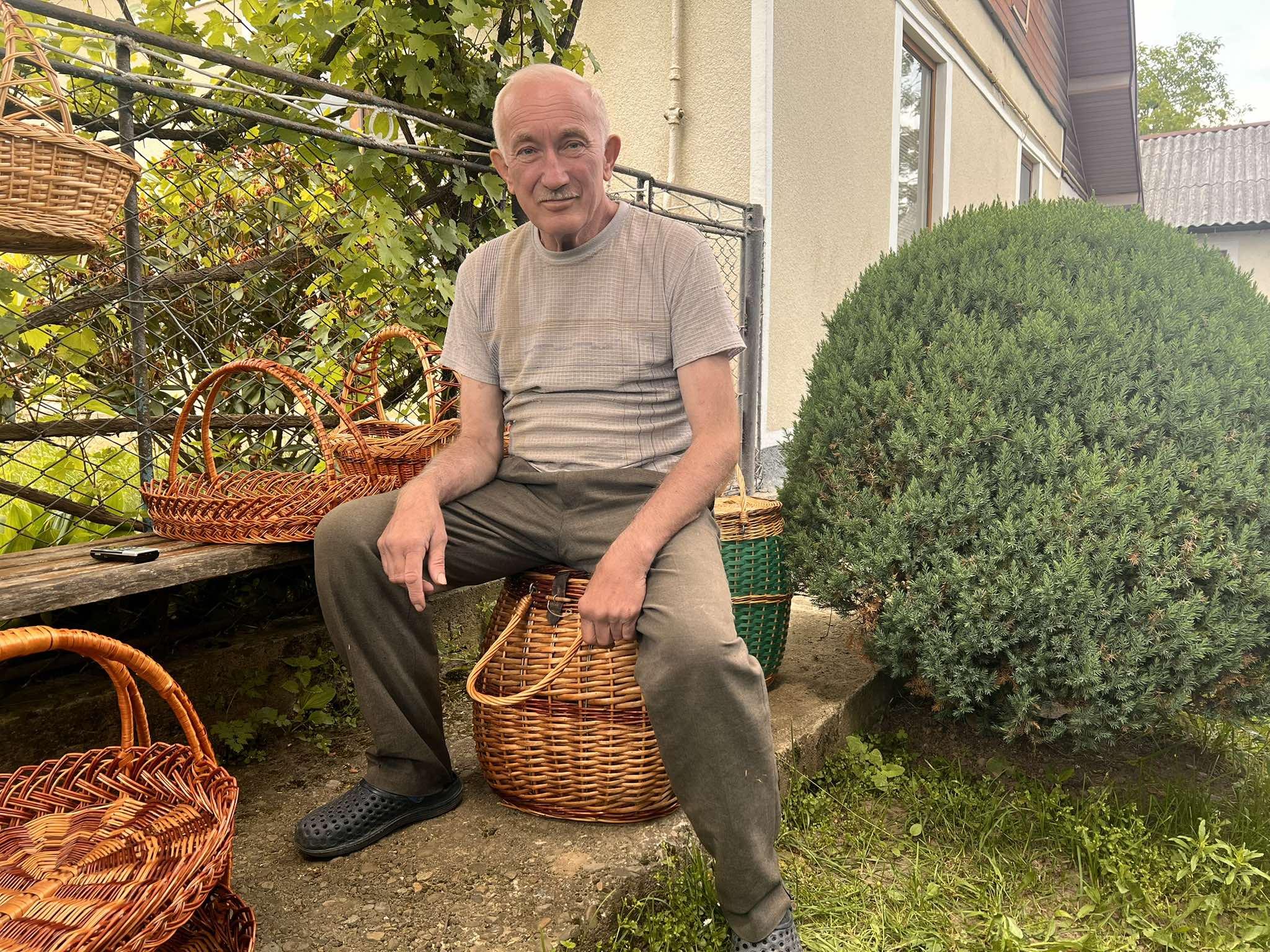 Майже пів століття прикарпатець займається лозоплетінням