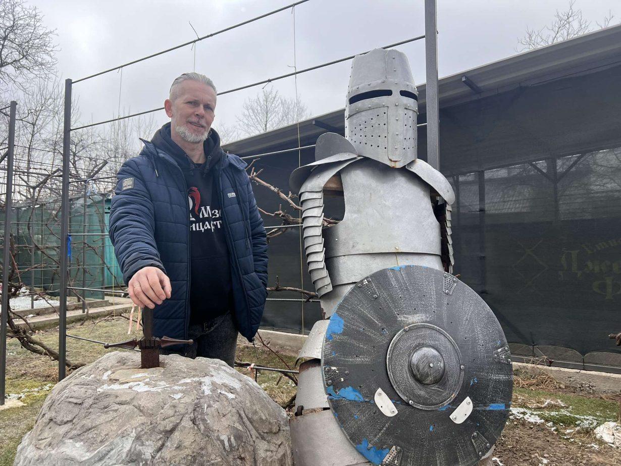 «Наш слід в історії»: як прикарпатець створив удома музей лицарства