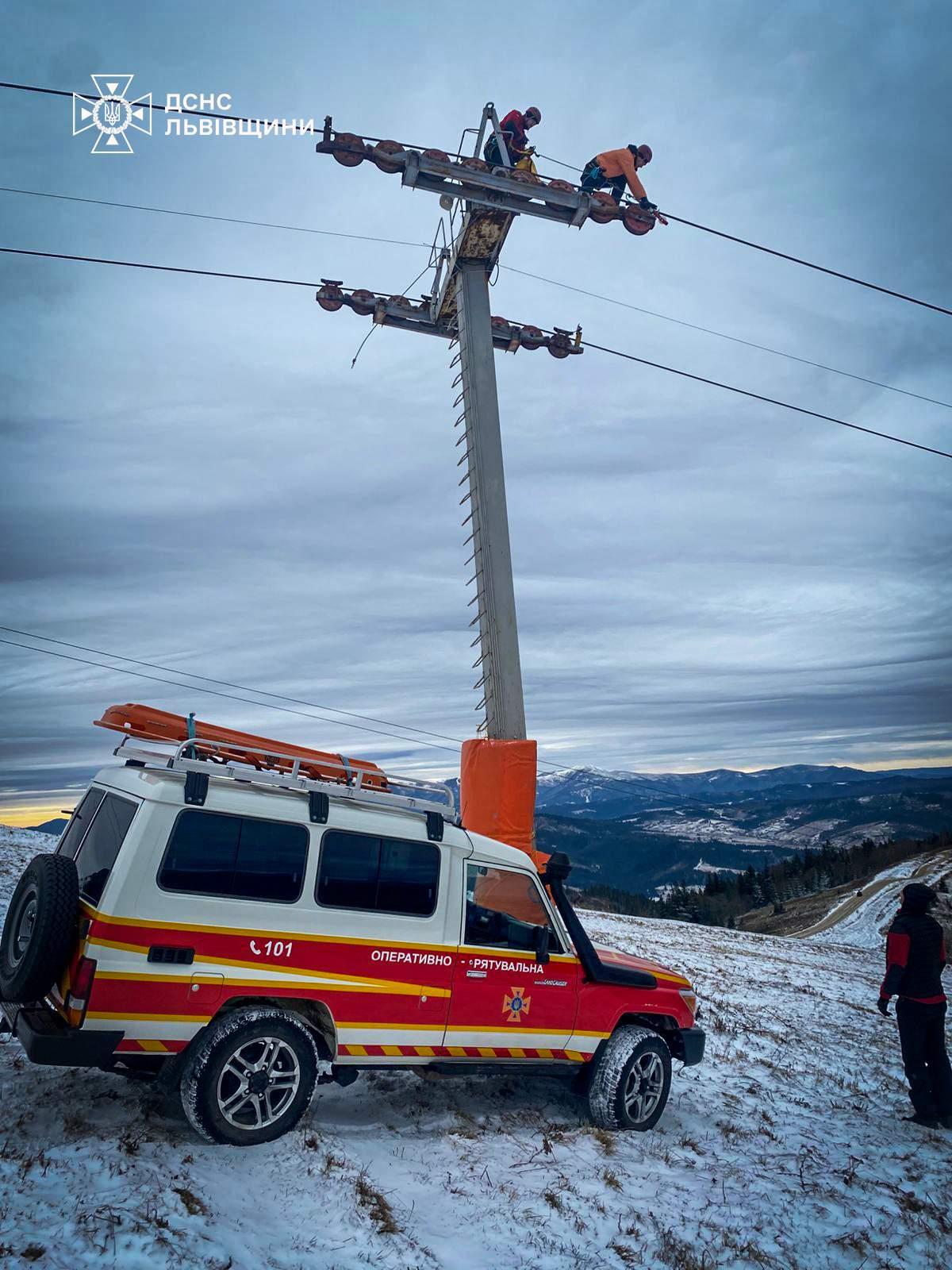 Через поломку підйомника у Карпатах застрягли 80 туристів