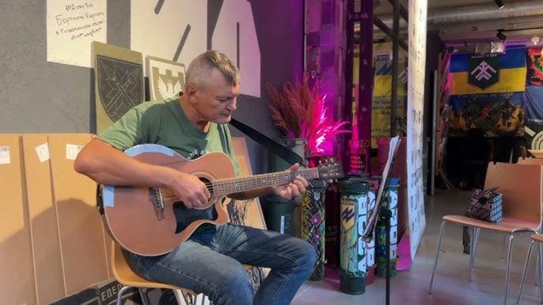 Музика як реабілітація: франківський музикант Тарас Житинський виконує козацькі пісні для військових (ВІДЕО)
