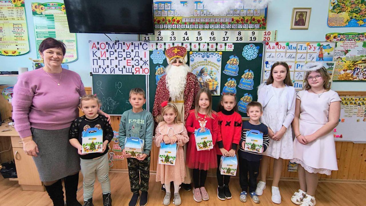 Компанія «Акріс Агро» (група AST) привітала дітей Івано-Франківщини та Тернопільщини зі Святим Миколаєм