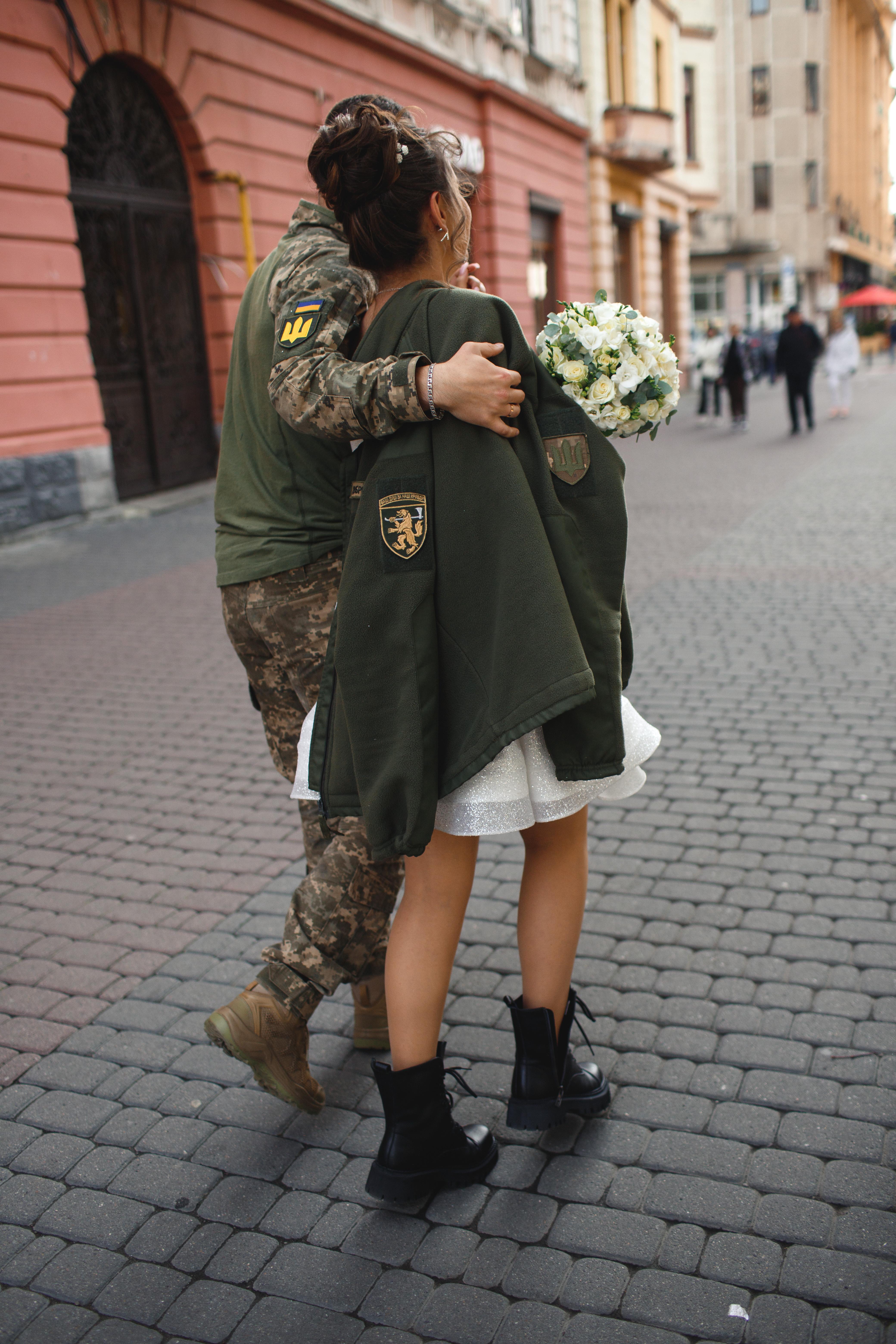 Не просто знімки: франківка понад десять років фотографує військові пари