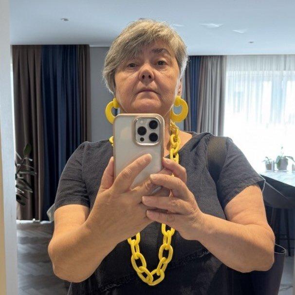 Цифрова бабуся: франківська пенсіонерка веде блог про смартфон для однолітків