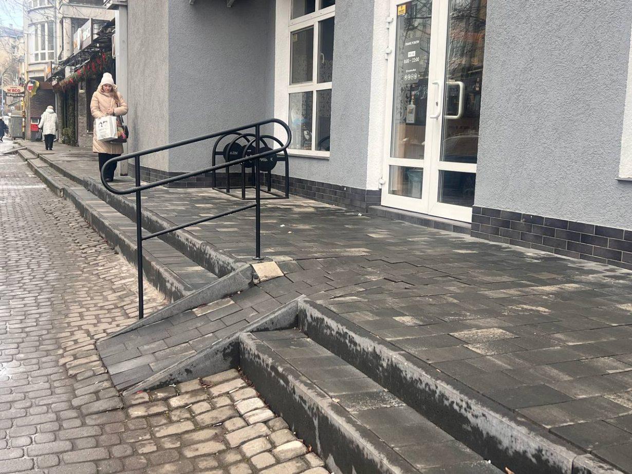 «Аби було» чи «на совість»: як у Франківську забезпечують безбар’єрний простір для маломобільних людей