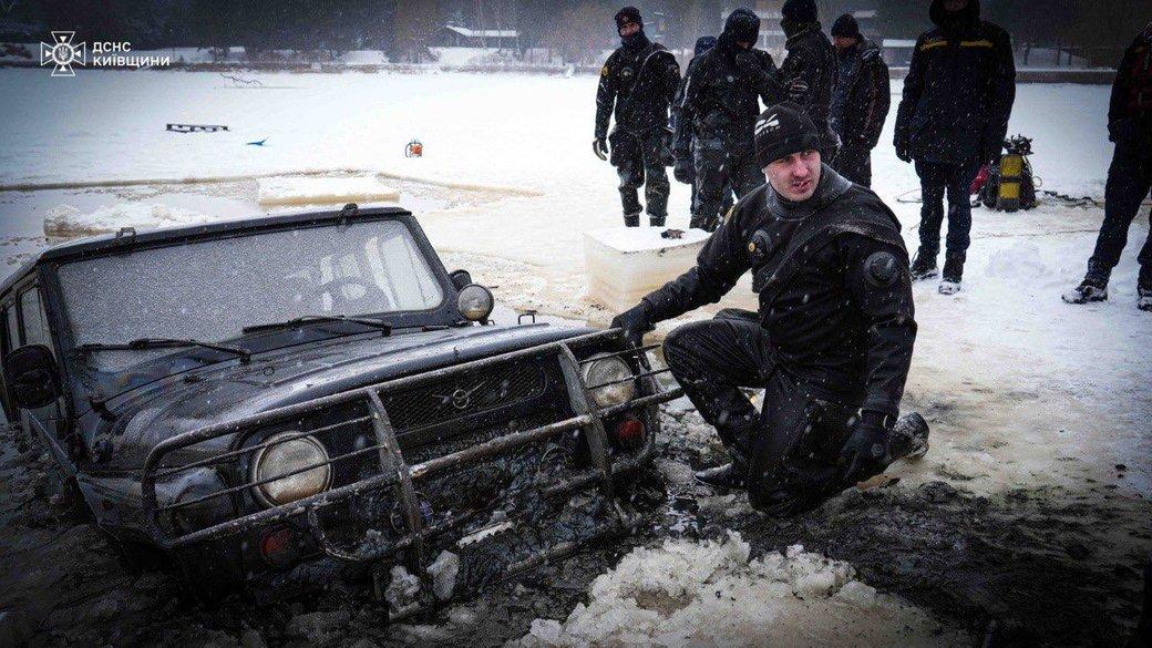 Провалився під кригу: понад тиждень шукають тіло водія, який "дрифтував" на льоду Київського водосховища