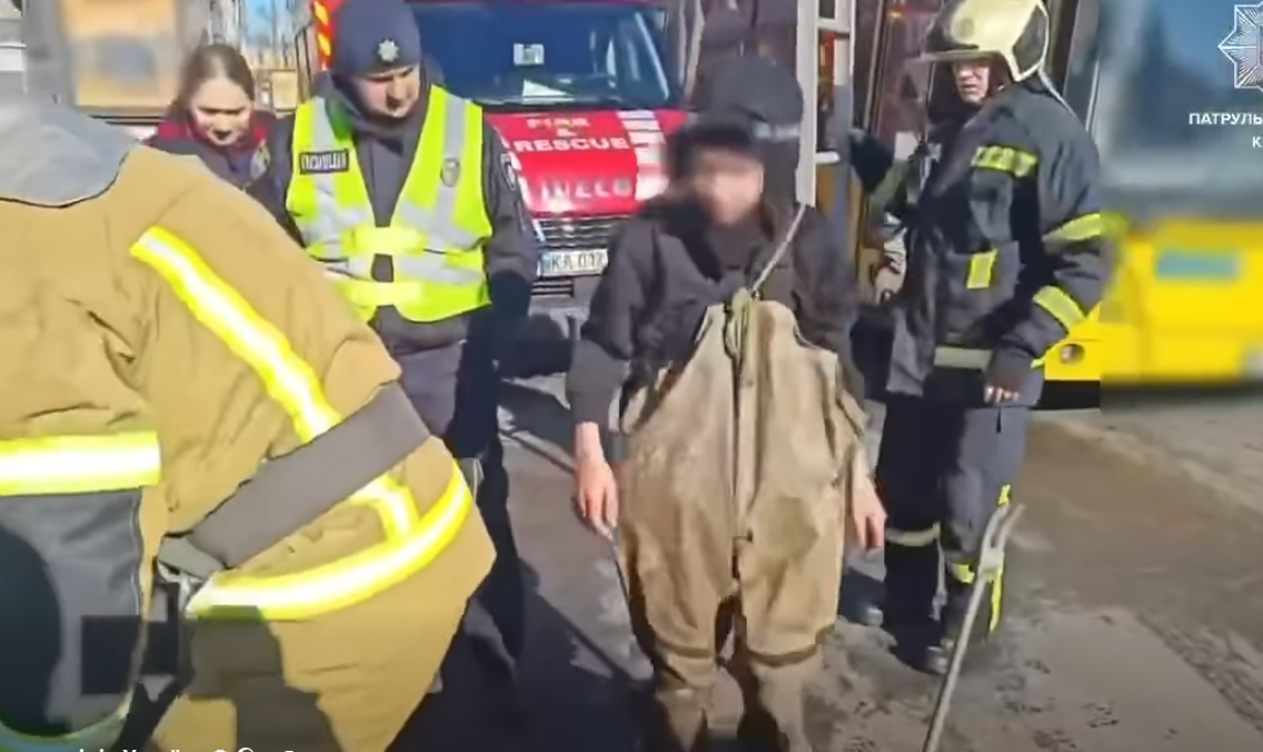 Небезпечна прогулянка: у Києві підлітки заблукали в міській каналізації