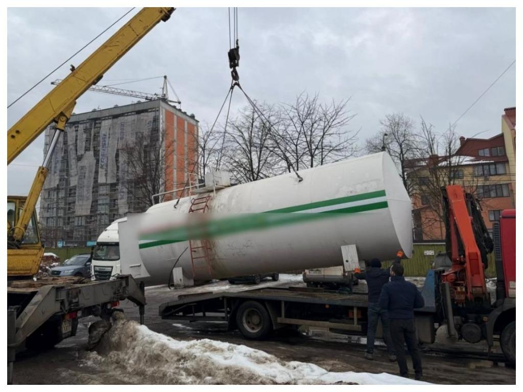 У Франківську ліквідували підпільну АЗС, яка торгувала фальсифікованим дизелем