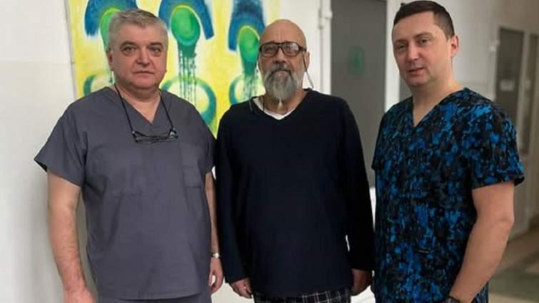 Медики врятували чоловіка, який проковтнув кісточку персика