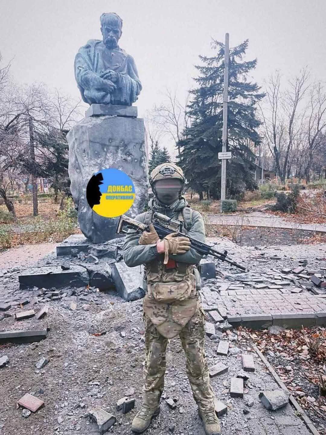 У Покровському районі окупанти обстріляли пам’ятник Шевченку, подарований Калушем