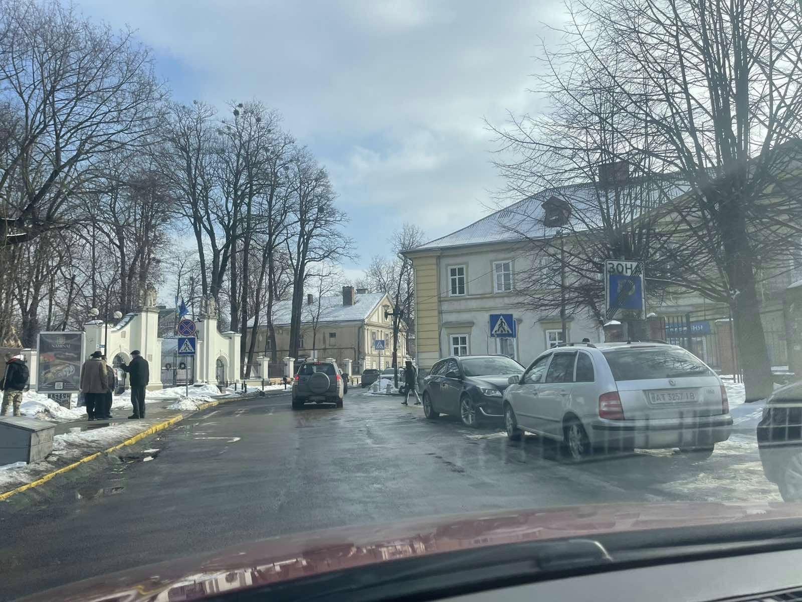 Впорядкують стихійне паркування у Франківську на вулицях Шпитальна і Базарна