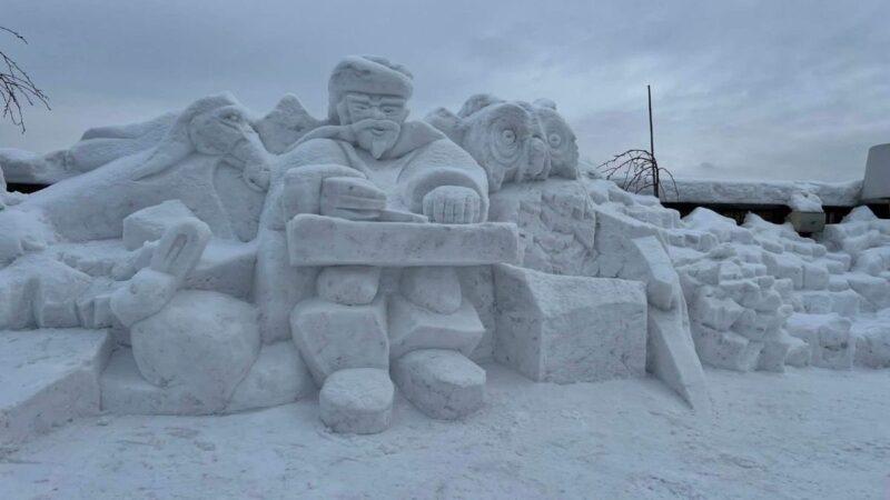 На Прикарпатті створили снігову скульптуру гуцула-музиканта