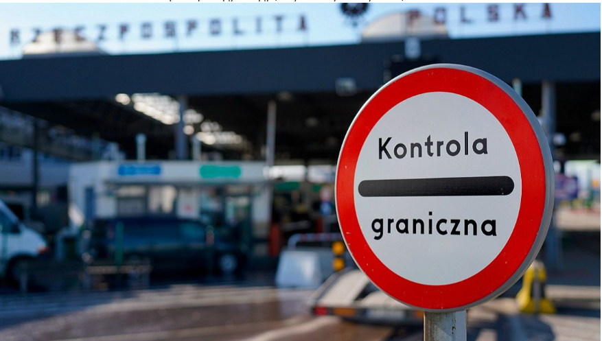 Продовжені паспорти більше не дійсні: прикарпатці масово не можуть виїхати за кордон