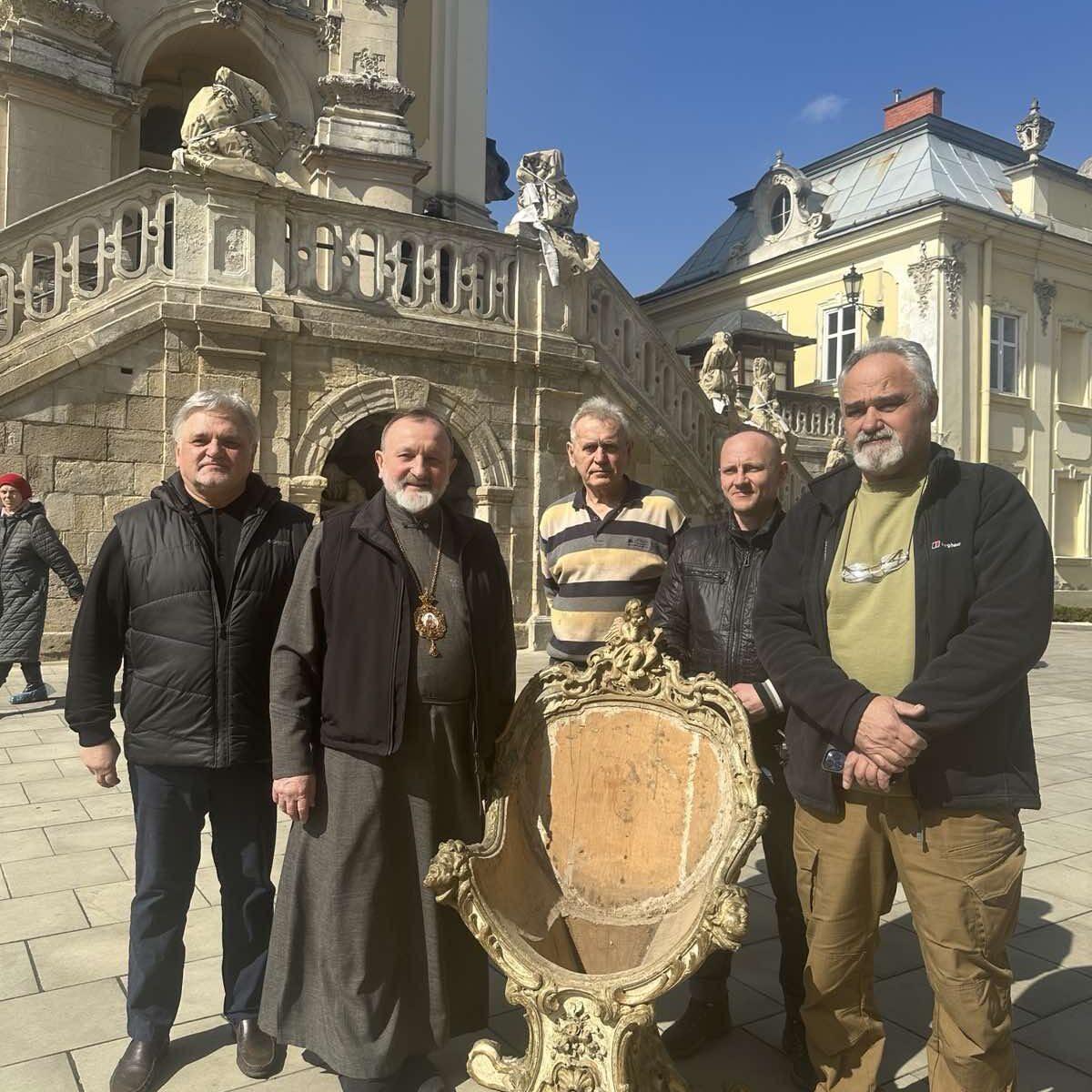 Військові повернули викрадене крісло Шептицького під час звільнення окупованих територій біля Курщини