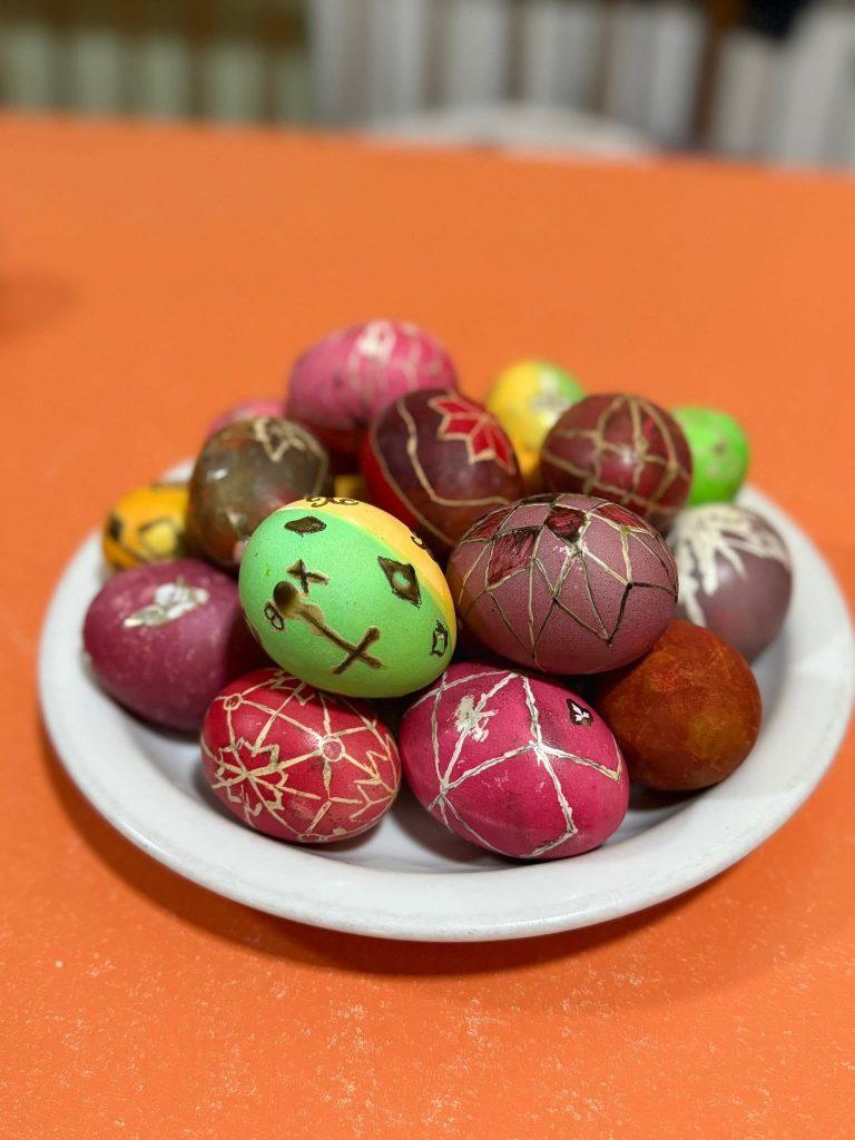 В Івано-Франківську військові з дітьми розмальовували писанки