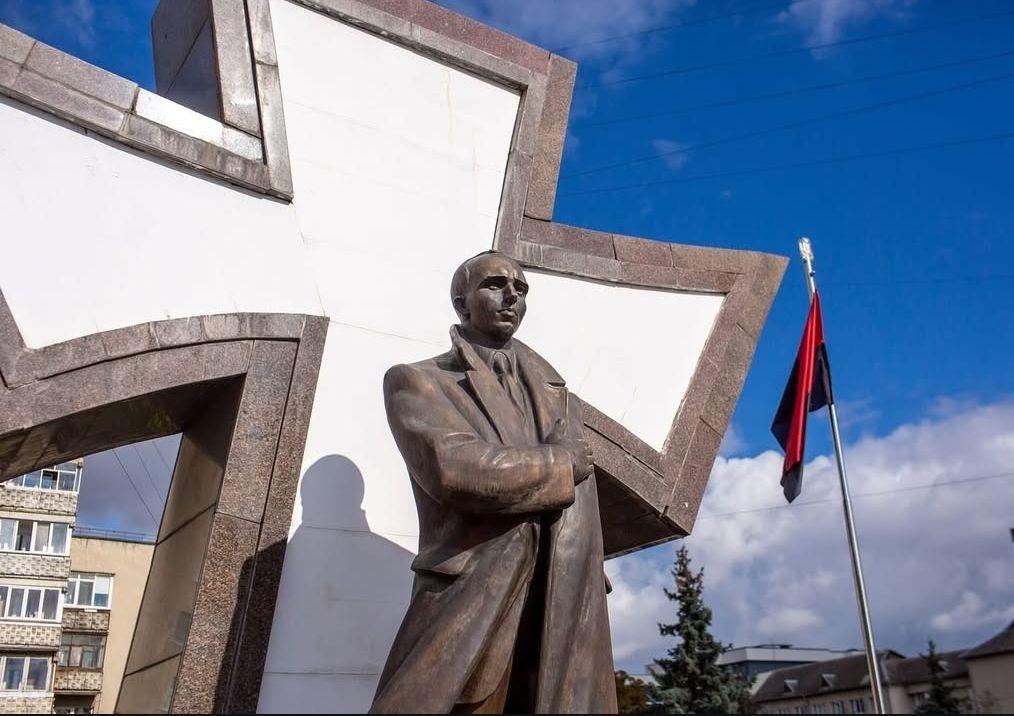 Автори трьох найкращих робіт про Степана Бандеру отримають премію від франківського мера