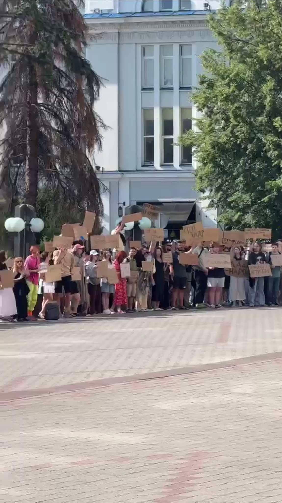 У Франківську вийшли на мітинг проти звільнення міністра оборони Михайла Федорова