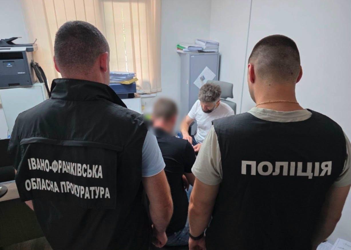Пів мільйона на поборах з бізнесу: на Прикарпатті повідомили про нові підозри топпосадовцям Держпраці