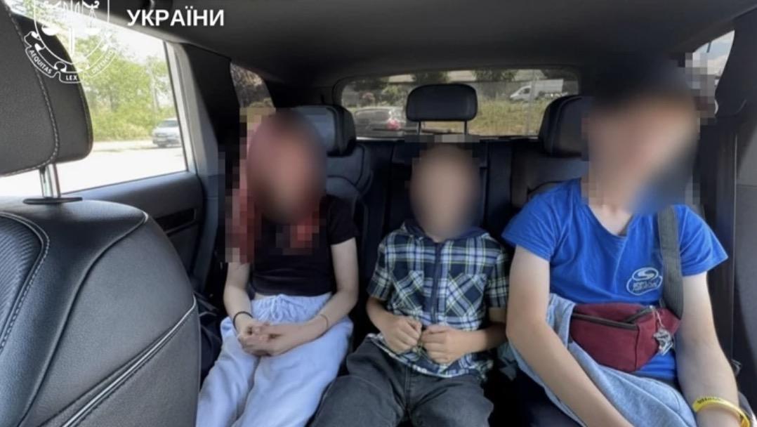 Мали жебракувати в Лаврі: поліція затримала матір, яка "продала" трьох дітей за 60 тисяч грн