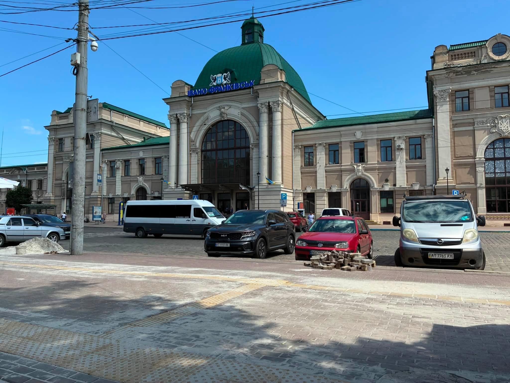 Привокзальну площу в Івано-Франківську роблять безбар'єрною: вже встановлюють тактильну плитку