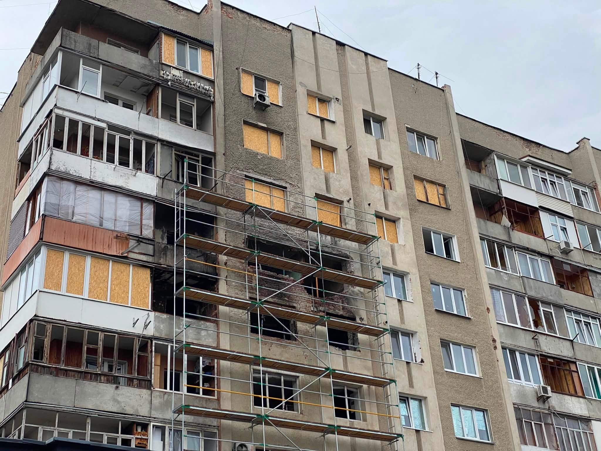 У Франківську замінюють вікна у будинках, пошкоджених російською атакою