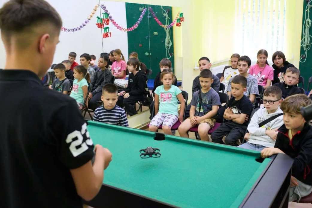 Гори, дрони і нові навички: як у Франківську діти проводять літо в Центрі туризму і краєзнавства