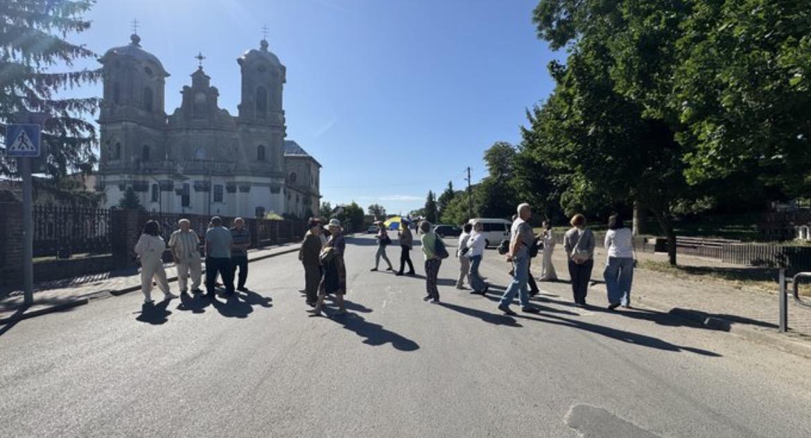 Вимагають відремонтувати дорогу: у Городенці люди перекрили вулицю