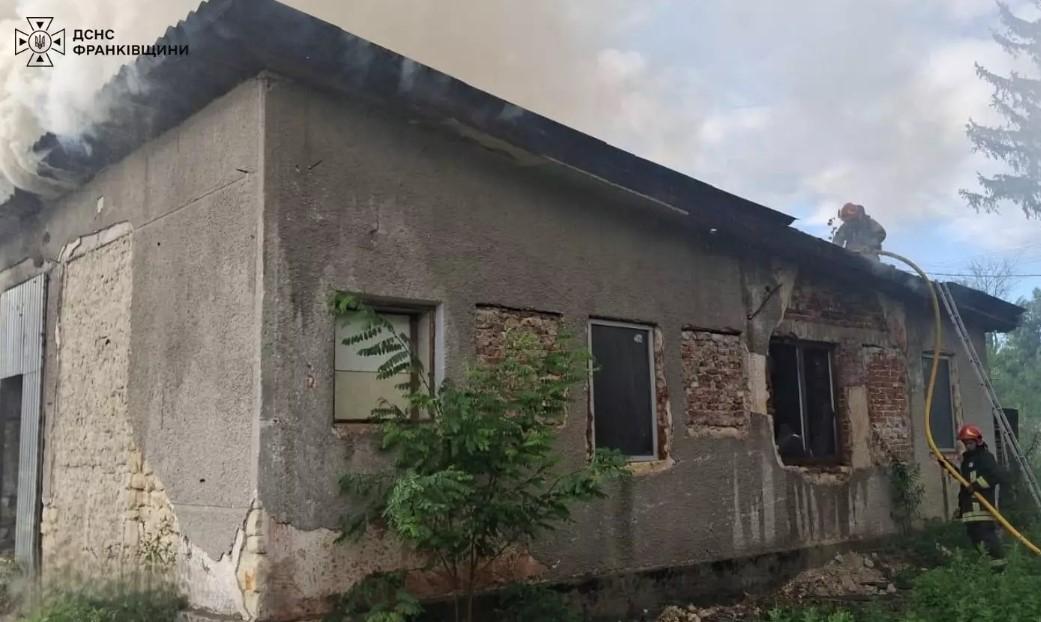 100 квадратних метрів вогню: на Прикарпатті горів склад