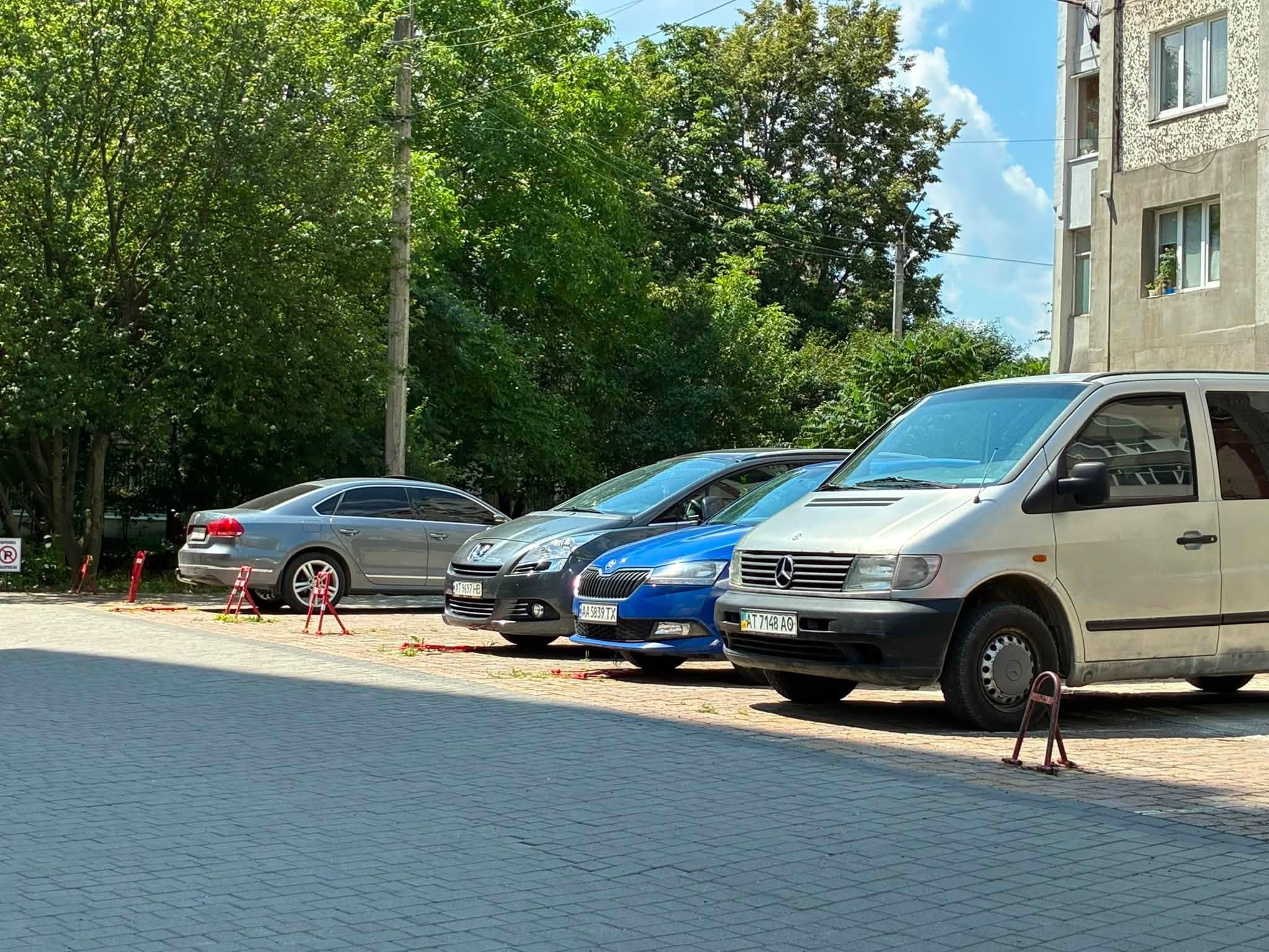 Штрафують франківців, які встановлюють "паркувальні жабки"