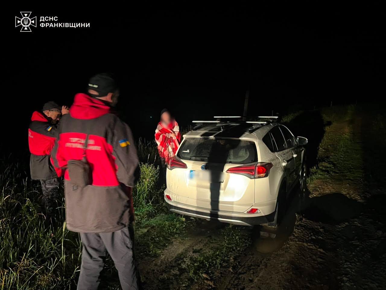 Жінка з донькою поблизу Яблуниці застрягли на гірській дорозі