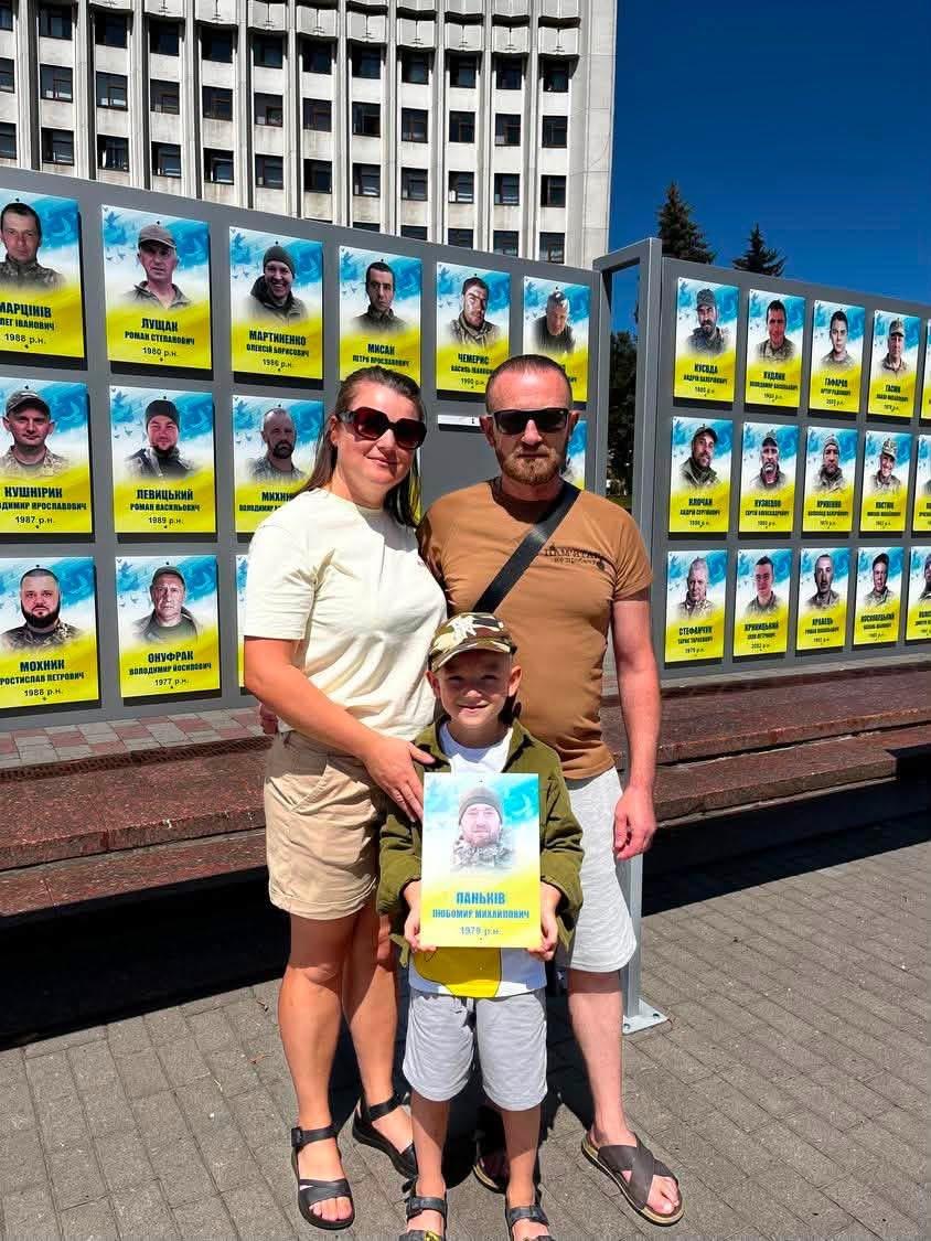 Звільнений з полону прикарпатець Любомир Паньків зняв своє фото з Алеї Віри і Надії