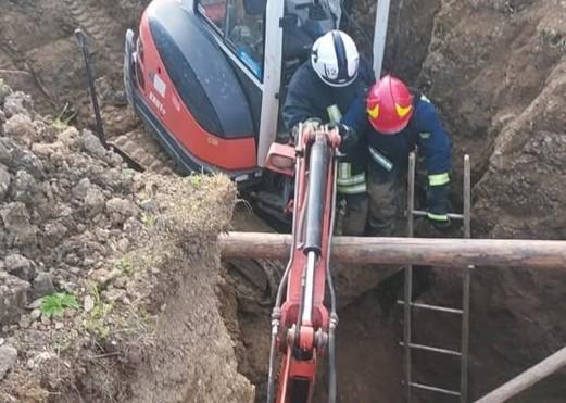На глибині шість метрів: на Прикарпатті чоловіка засипало землею під час копання криниці