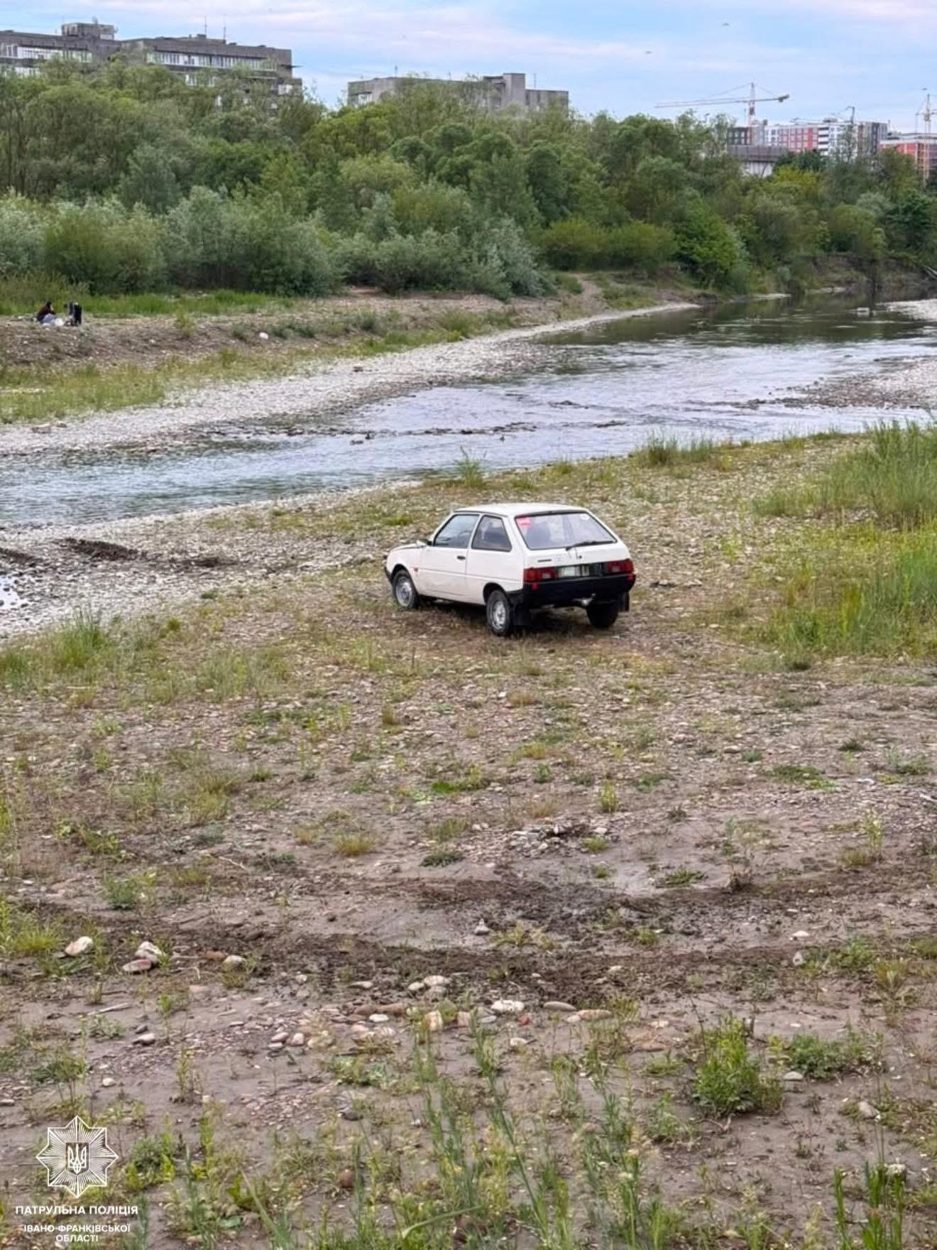 У Франківській громаді пʼяний водій в’їхав у річку