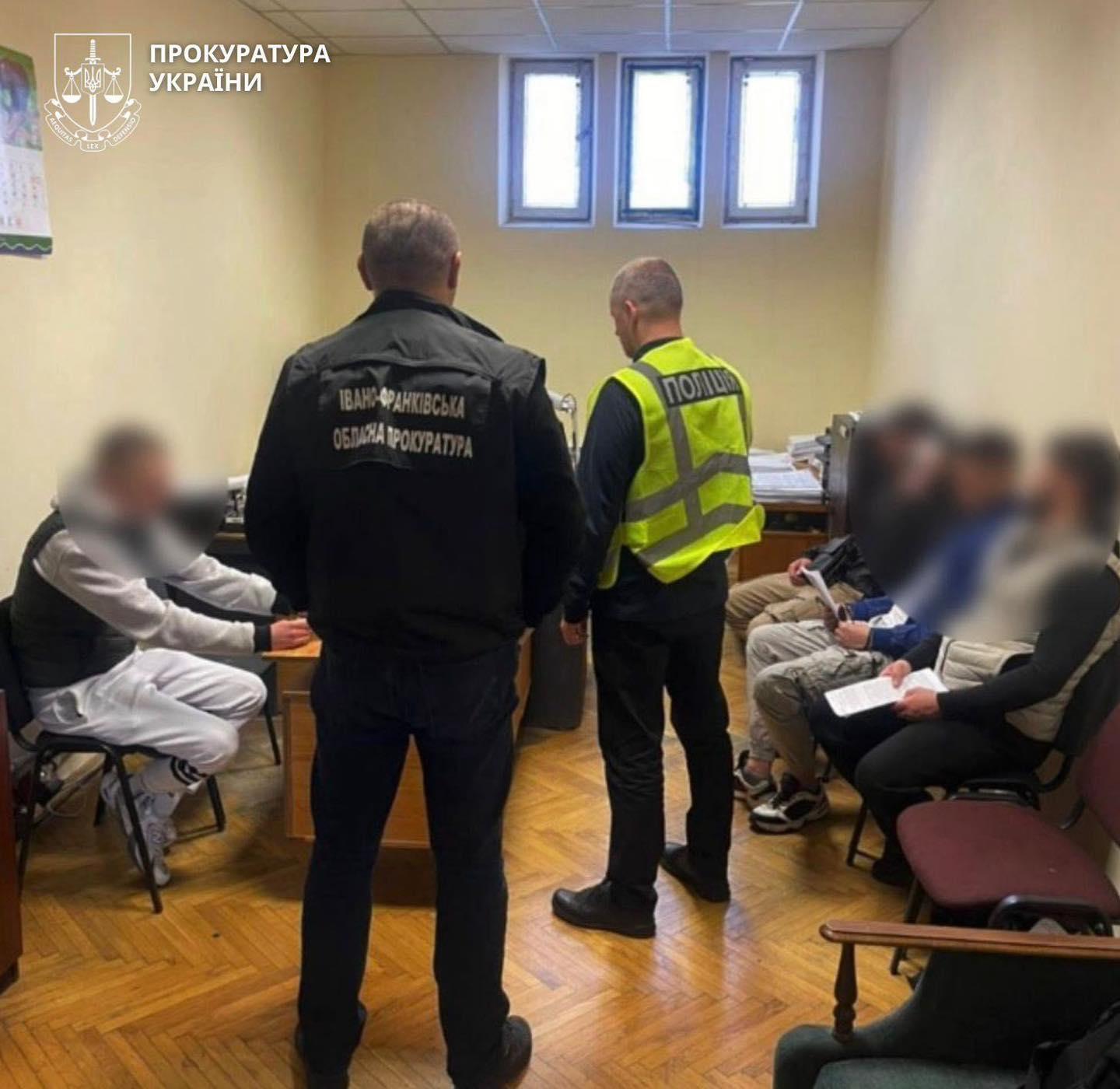 П’ятеро прикарпатців з банківських рахунків викрали майже 900 тисяч гривень